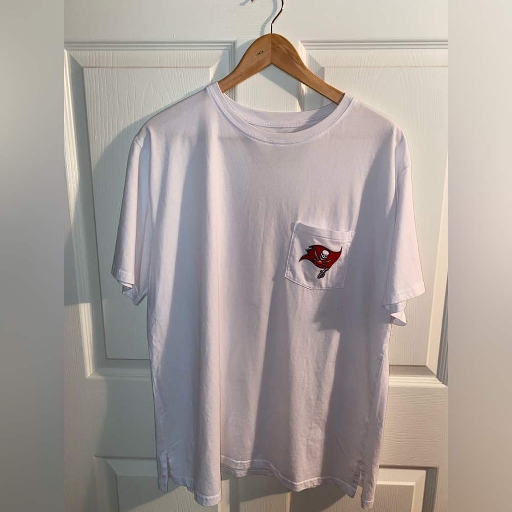 NFL Women’s Tampa Bay Buccaneers Short Sleeve Tee - Picture 2 of 5